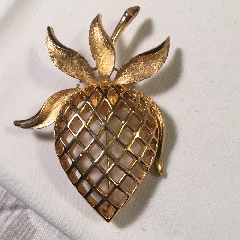 Vintage Tradition strawberry brooch